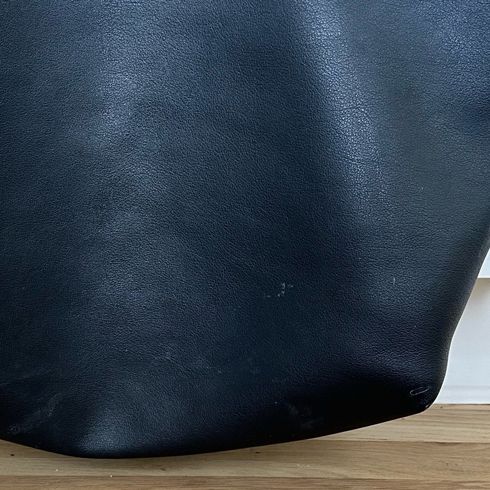 HP 🎉YSL Saint Laurent East-West Tote Black Leather Shopping Bag - Picture 8 of 15